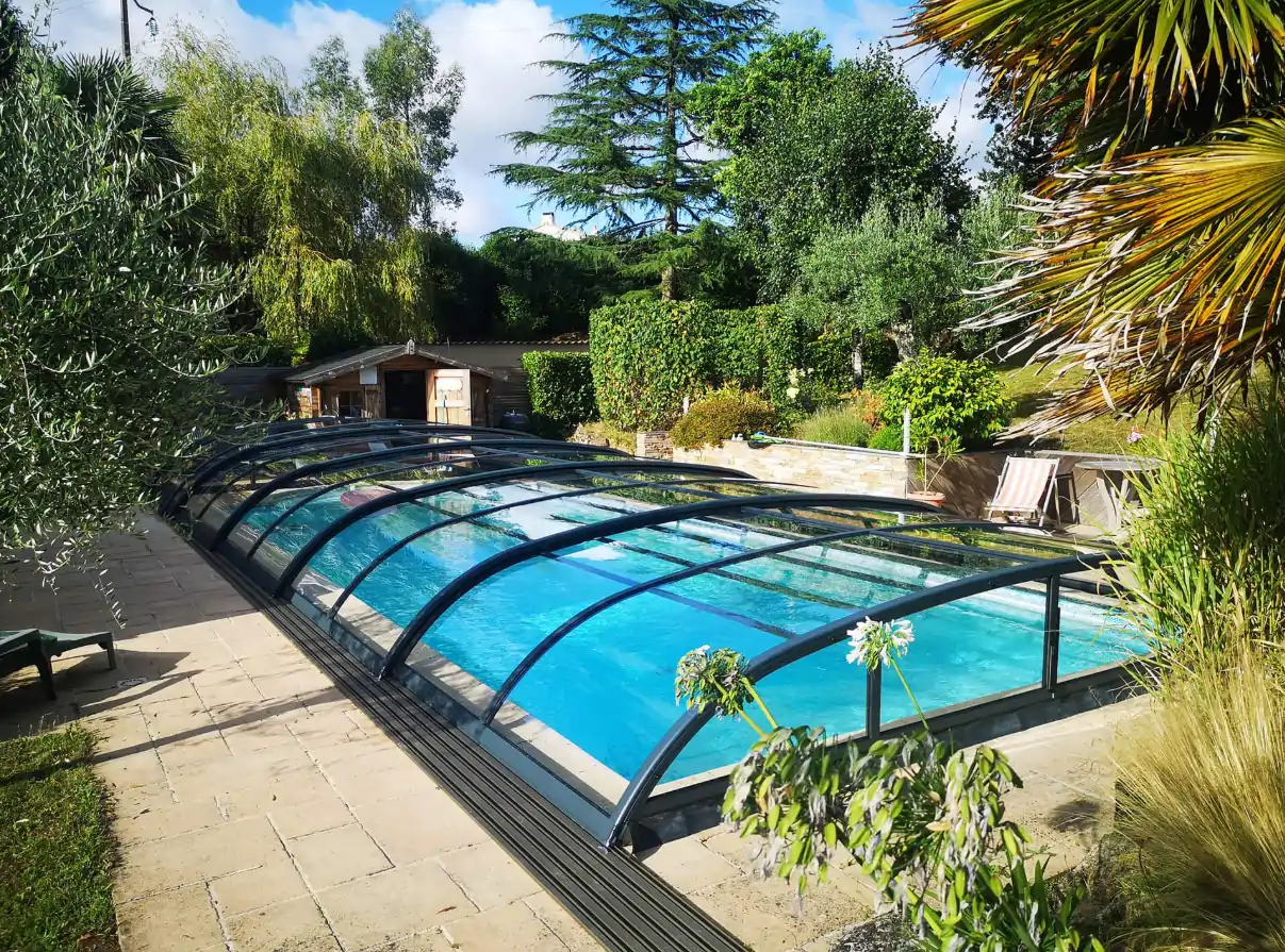 Rénover ou remplacer son abri de piscine : quelles solutions choisir ?