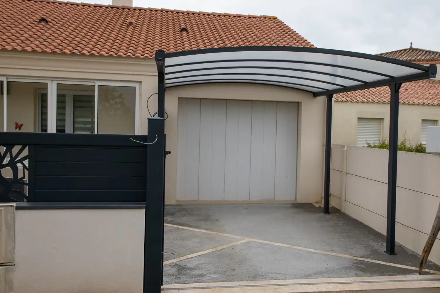 Carport ou garage ? Quelle solution pour abriter votre voiture en Vendée et Loire-Atlantique ?